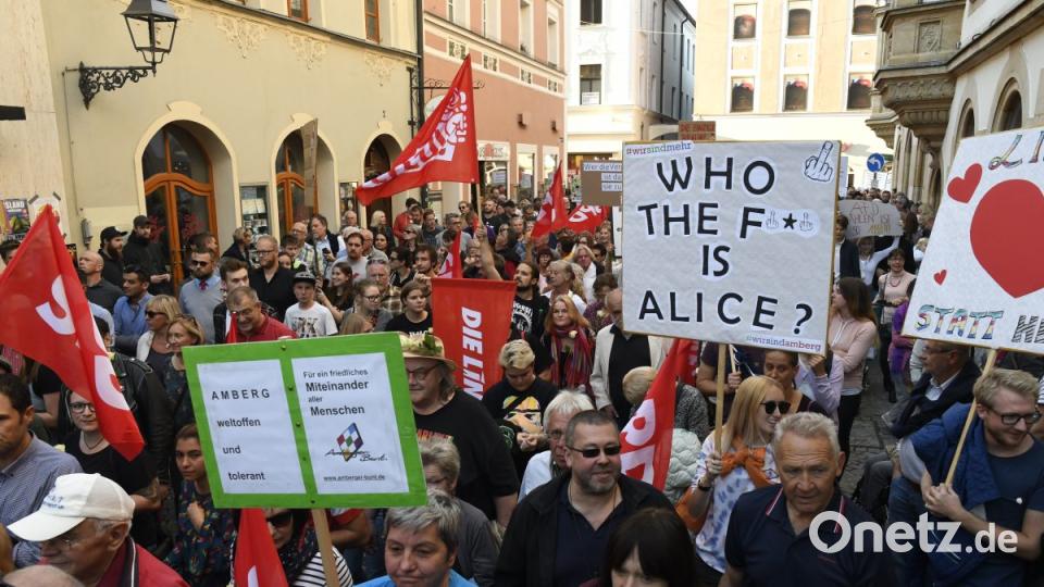 Demo gegen die AfD vom Marktplatz Amberg zum ACC und wieder zurück Bild: Petra Hartl