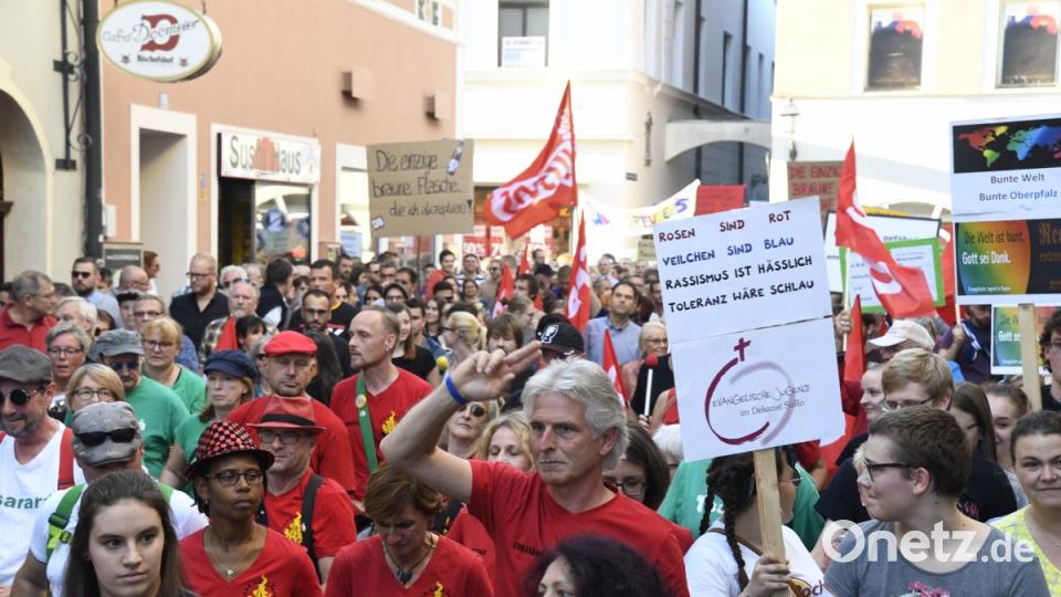 Demo gegen die AfD vom Marktplatz Amberg zum ACC und wieder zurück Bild: Petra Hartl