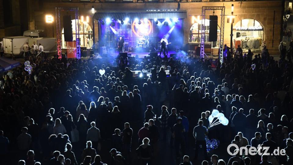 Demo gegen die AfD vom Marktplatz Amberg zum ACC und wieder zurück Bild: Petra Hartl