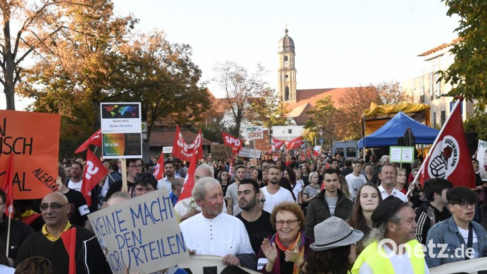 Demo gegen die AfD vom Marktplatz Amberg zum ACC und wieder zurück Bild: Petra Hartl