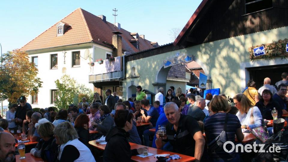 Bereits am frühen Sonntagnachmittag wurden in den historischen Teichbauernhöfen - wie hier beim „Grisl“ - die Plätze rar. Die kulinarischen Leckereien waren sprichwörtlich in „aller Munde“. Bild: wro