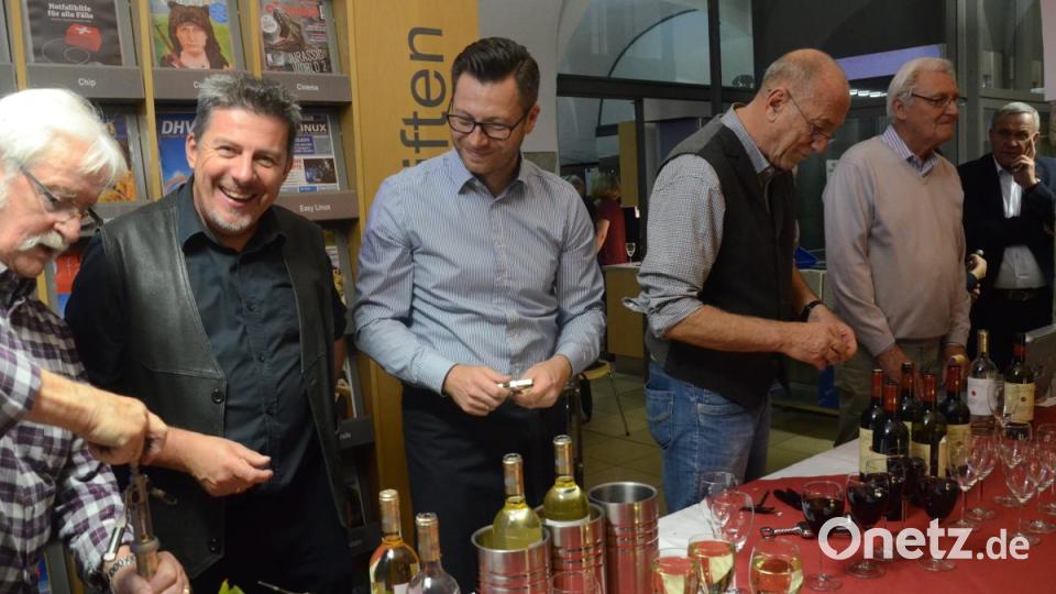 Fruchtiger Umbria Bianco oder rubinroter Toscana Rosso: Mitglieder von „Pro Libris“ entkorken in der Regionalbibliothek die Weine. Bild: Kunz