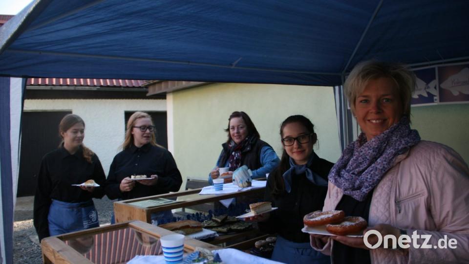 Kaffee, selbstgebackene Küchl und Kirchweihkuchen gehen bereits am Eröffnungsvormittag über den Ladentisch, den Claudia Höcht betreute. Bild: wro