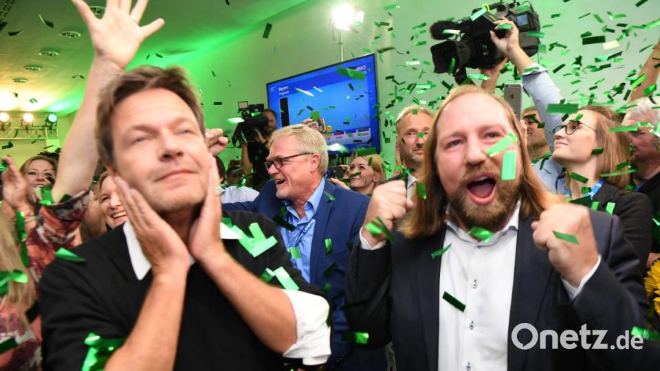 Robert Habeck und Anton Hofreiter, Vorsitzender der Bundesfraktion (l-r), jubeln im Landtag nach den ersten Wahlergebnissen. Sven Hoppe/dpa