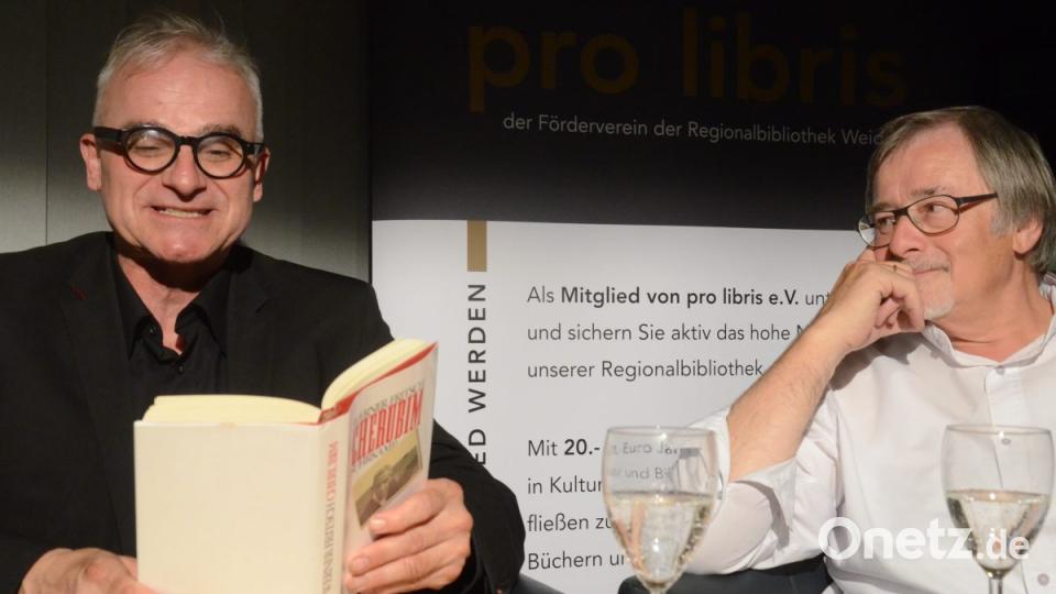 Kennen sich seit der Schulzeit: Werner Fritsch (links) und Veit Wagner, der bei der Lesung assistiert. Bild: Kunz