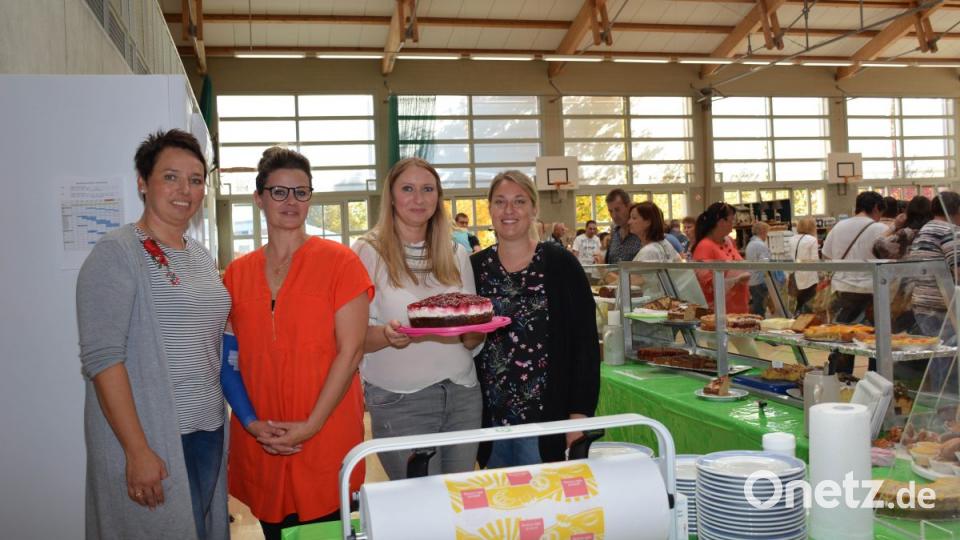 Fleißige Spielermütter der Spielvereinigung Jugendfußball Pfreimd boten 115 Kuchen und Torten an. Durch perfekte Organisation und optimale Zusammenarbeit wurde der Markt auch ein kulinarisches Erlebnis für die vielen Besucher. Bild: Freya Stöckl