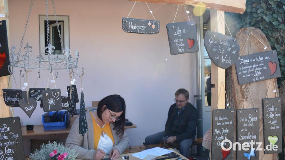 &quot;Die Sprücheklopfer&quot; Michaela und Gunther Schmied zeigen anschaulich, wie sie Schieferplatten kreativ bearbeiten und in Szene setzen. Bild: Freya Stöckl