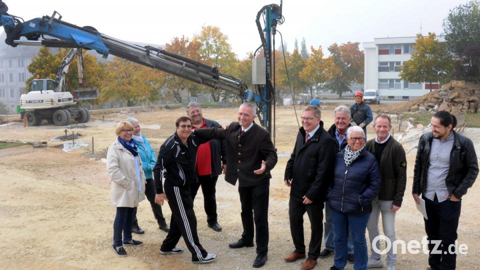 Im Hintergrund werden schon die Fundamente gesetzt, vorne haben sie ihren Spaß. In der Bildmitte MdL Harald Schwartz (CSU) mit OB Michael Cerny (rechts daneben). Peter Leifridt (mit Trainingsanzug) setzt schon mal den Ringergriff an. Bild: Stephan Huber
