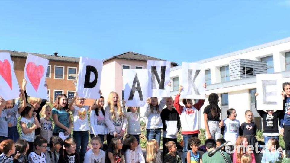 Der neu gestaltete Pausenhof der Grund- und Mittelschule Grafenwöhr wird feierlich eingeweiht, die Kinder und Jugendlichen bedanken sich von Herzen für ihren neuen Abenteuerplatz. Bild: rgr