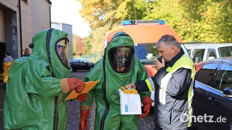 KBI Hans Sperber (rechts) gab dem Trupp per Funk die Aufgabe durch. Bild: egl