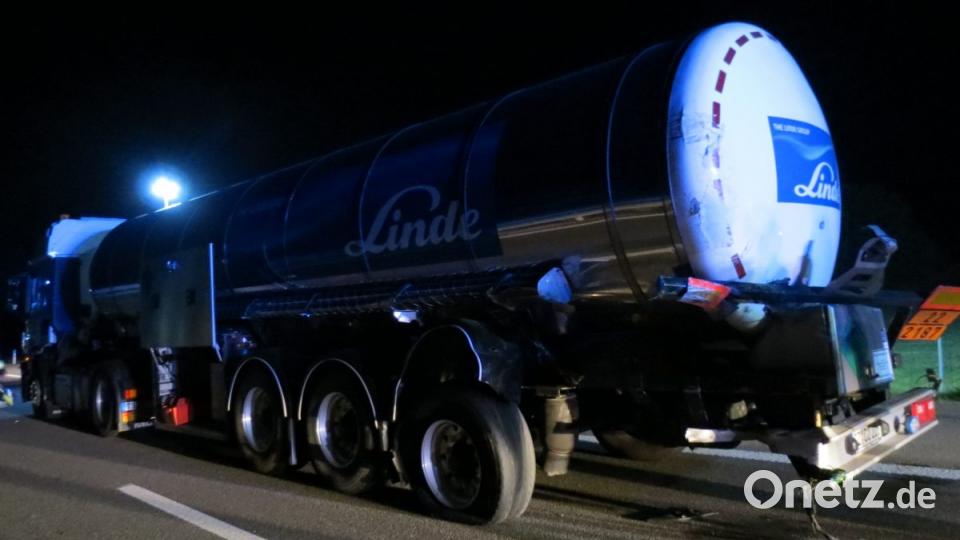 Der Sattelzug wurde durch den Aufprall des Kleintransporters am Heck und an der linken Fahrzeugseite beschädigt. Den Schaden gibt die Polizei mit 20000 Euro an. Bild: kö
