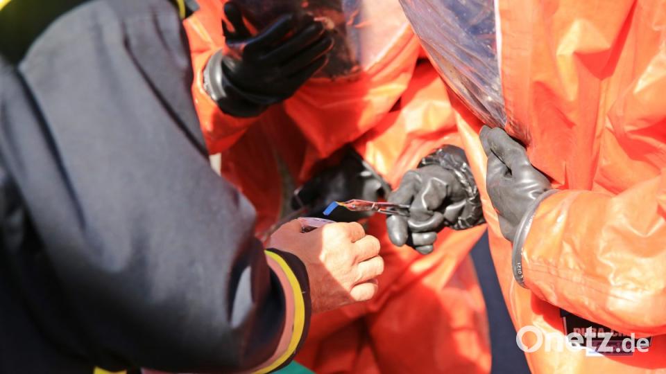 Sehr schwierig war es mit den Handschuhen die Zange mit dem Teststreifen zu bedienen. Bild: egl