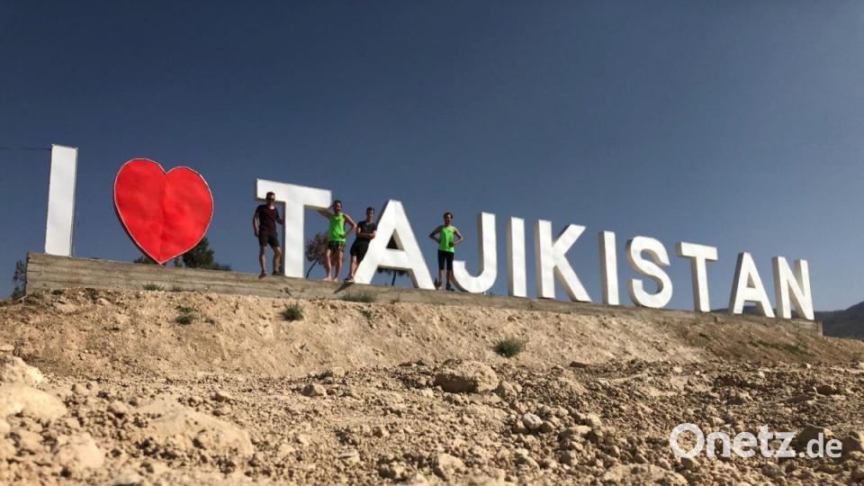 Ein Ortsschild gibt es nicht - dafür ein &quot;Ich-liebe-Tadschikistan&quot;. Das ist natürlich ein beliebtes Bildmotiv. Bild: exb