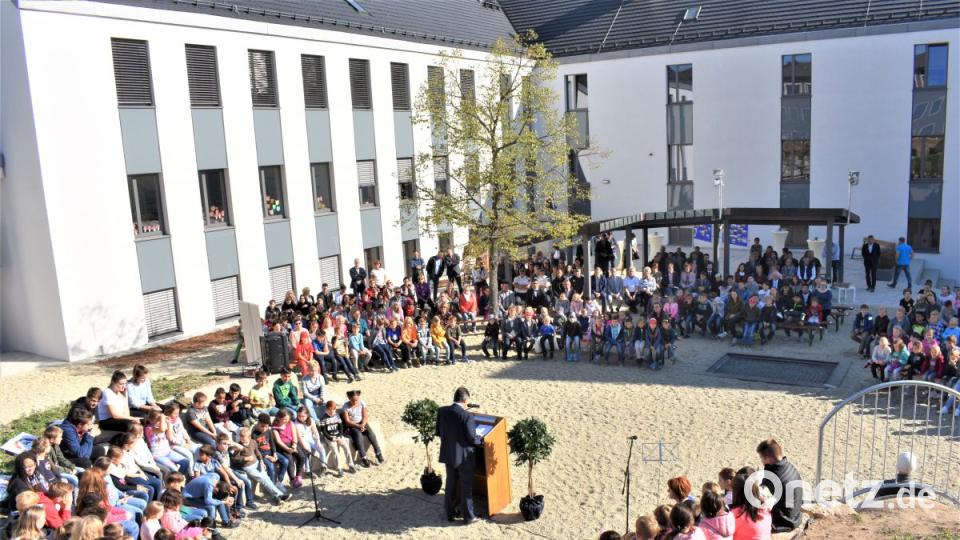 Im Kreis der Schüler informiert Bürgermeister Edgar Knobloch über die Investitionen für den Pausenhof. Bild: rgr