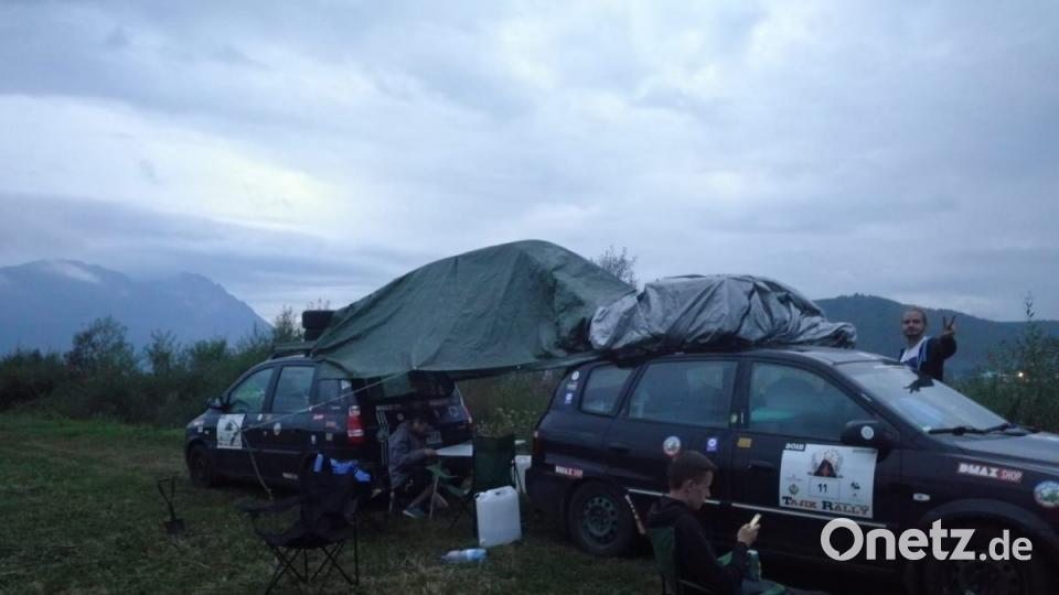 Der Amberger Moritz Termer und vier Studienkollegen haben sich auf den Weg gemacht: Bei der Tajik Rally geht es darum, alte Autos nach Tadschikistan zu bringen, wo sie dann vom Hilfswerk Caritas versteigert werden. Bild: exb