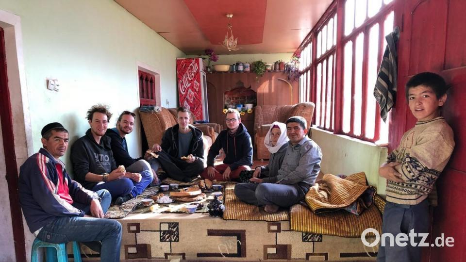 Die Gastfreundschaft ist einfach großartig, sagt Moritz Termer. Hier waren die Studenten bei einem Automechaniker in Tadschikistan über Nacht eingeladen. Beim Frühstück am nächsten Morgen lernten sie die ganze Familie kennen. Bild: exb
