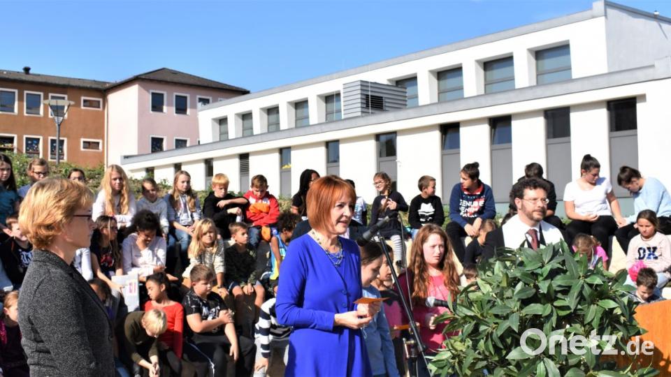 Der neu gestaltete Pausenhof der Grund- und Mittelschule Grafenwöhr wurde am Montag feierlich eingeweiht. Bild: rgr