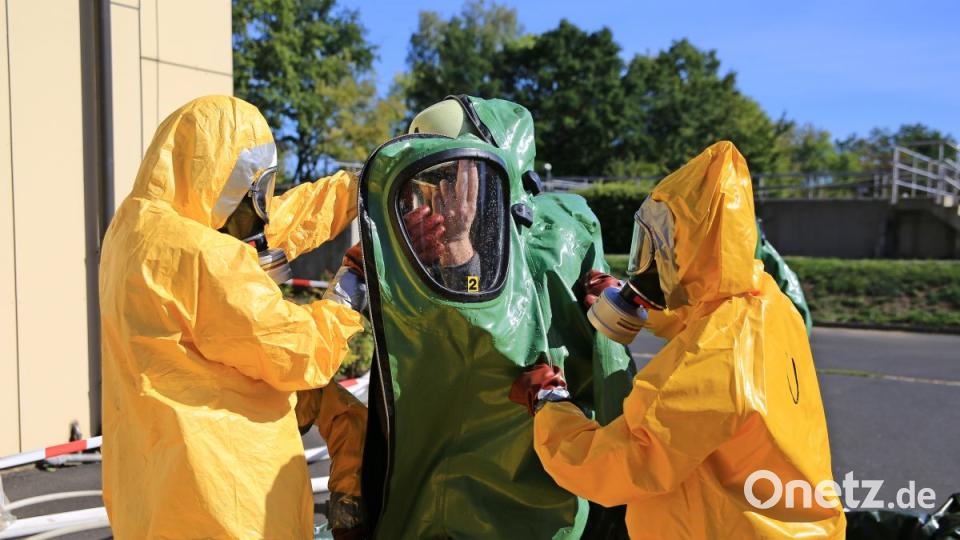 Die beiden Feuerwehrkräfte in Gelb mussten den CSA-Träger beim ausziehen behilflich sein. Bild: egl