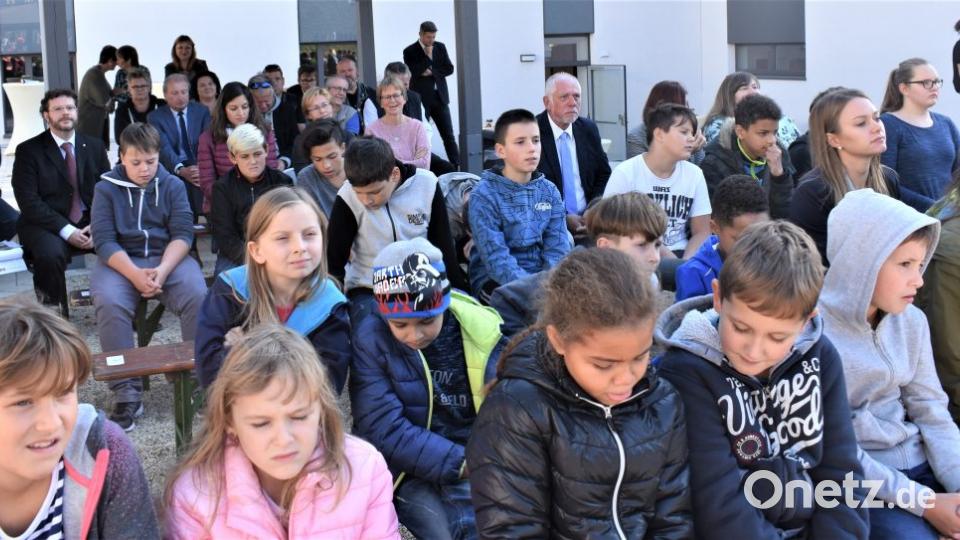 Der neu gestaltete Pausenhof der Grund- und Mittelschule Grafenwöhr wurde am Montag feierlich eingeweiht. Bild: rgr