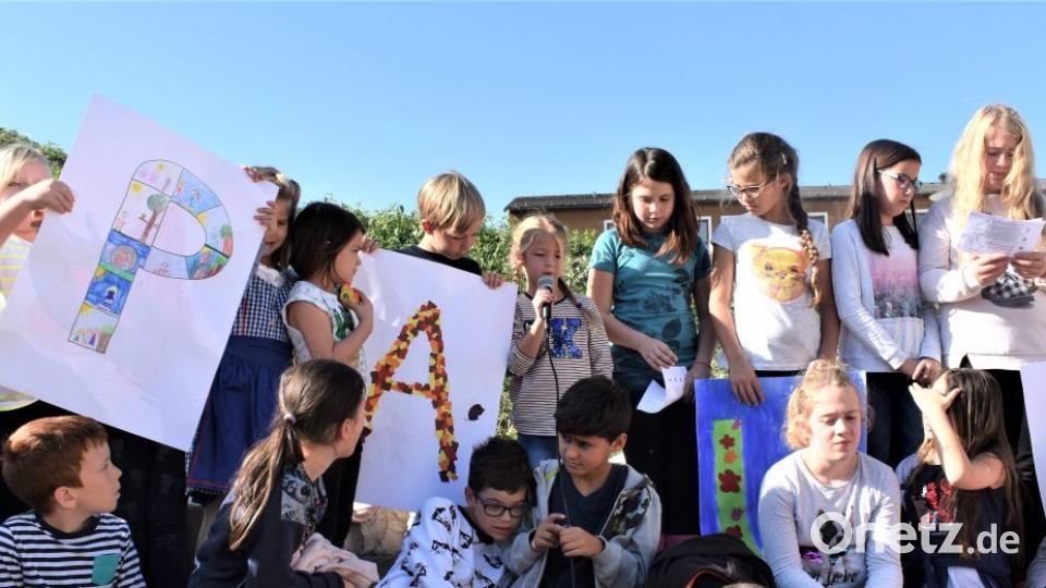 Die Kinder freuen sich über den neuen Pausenhof und haben einen Rap vorbereitet. Bild: rgr