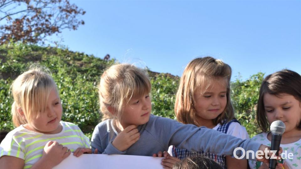 Die Kinder freuen sich über den neuen Pausenhof und haben einen Rap vorbereitet. Bild: rgr