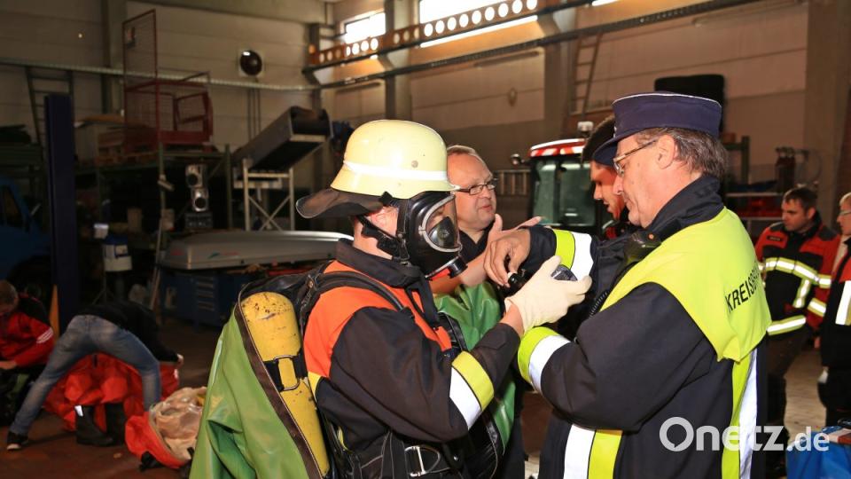 Hilfe beim Anziehen diesen Anzuges wird dringend benötigt. Bild: egl
