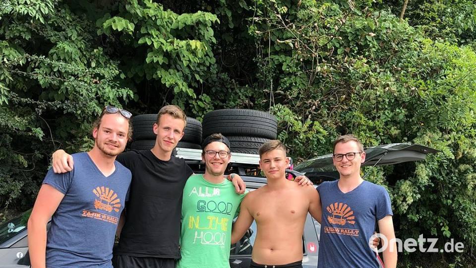 Der Amberger Moritz Termer und vier Studienkollegen haben sich auf den Weg gemacht: Bei der Tajik Rally geht es darum, alte Autos nach Tadschikistan zu bringen, wo sie dann vom Hilfswerk Caritas versteigert werden. In Rumänien trafen sich auf den 15-jährigen Justin (Zweiter von rechts). Bild: exb
