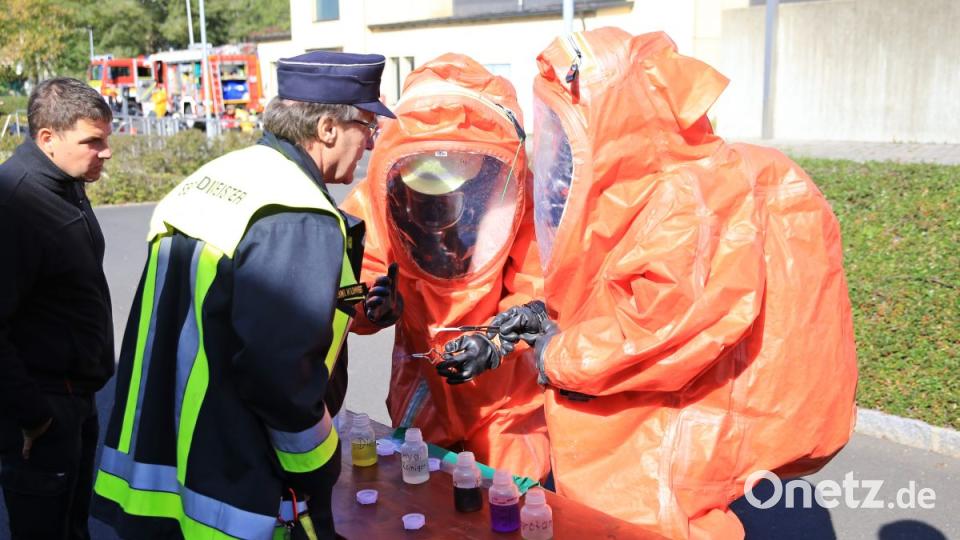 Mit Teststreifen musste der PH-Wert in den unterschiedlichen Behältern erkundet werden. Bild: egl