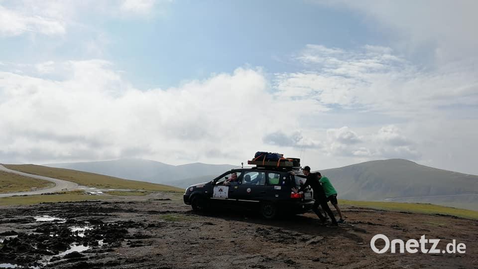 Der Amberger Moritz Termer und vier Studienkollegen haben sich auf den Weg gemacht: Bei der Tajik Rally geht es darum, alte Autos nach Tadschikistan zu bringen, wo sie dann vom Hilfswerk Caritas versteigert werden. Die Route führt auch über Rumäniens bekannteste Straße, die Transalpina. Bild: exb
