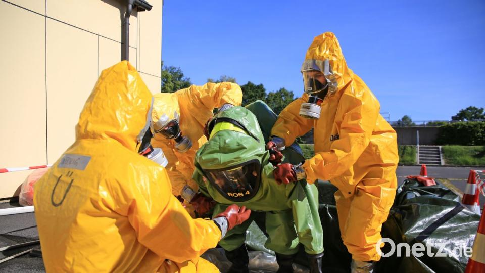 Die beiden Feuerwehrkräfte in Gelb mussten den CSA-Träger beim ausziehen behilflich sein. Bild: egl