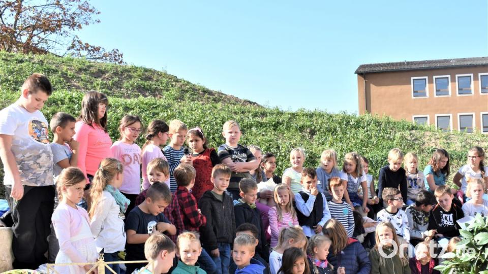 Der neu gestaltete Pausenhof der Grund- und Mittelschule Grafenwöhr wurde am Montag feierlich eingeweiht. Bild: rgr