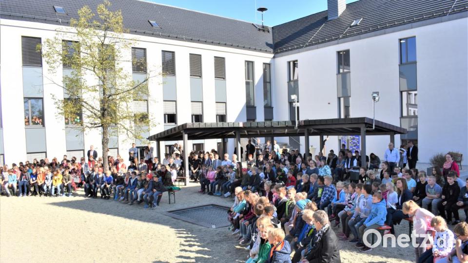 Viele Zuschauer bei der Einweihung. Bild: rgr