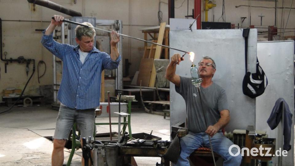 Zwei Mitarbeiter der Glashütte Theresienthal bei der Arbeit. Bild: esa