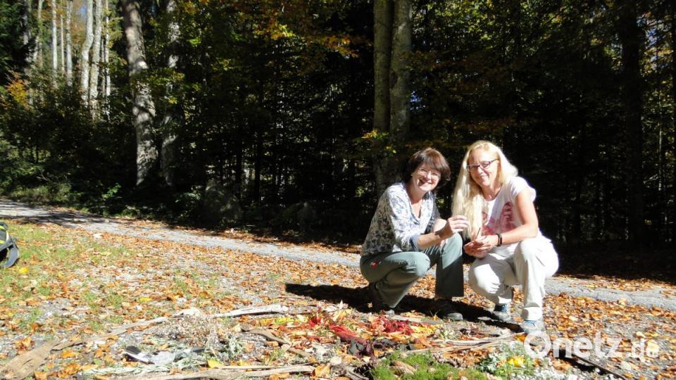 Eva Kempinger (links) und Christine Weinberger-Loos vor einem Mandala aus Material, das sie in der Natur gefunden haben. Bild: esa