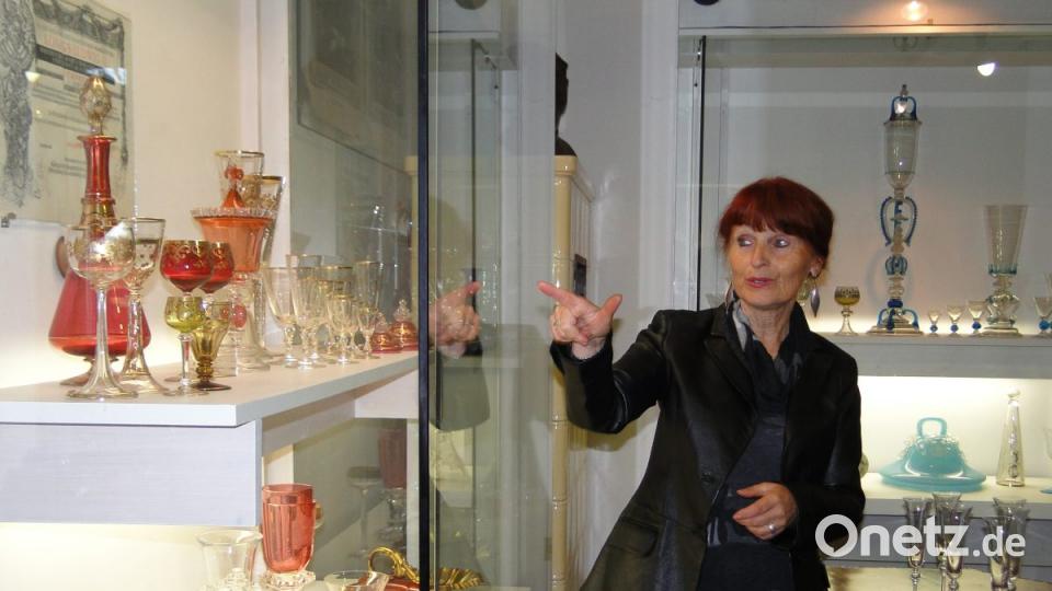 Silvia Süß, Leiterin des Museumsschlösschens Theresienthal, vor einer Vitrine mit historischen Modellen der Glashütte. Bild: esa