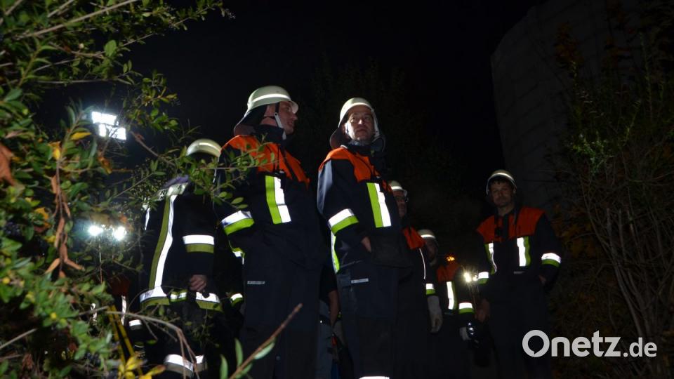 Ein Schwelbrand breitete sich unter einer rund 200 Quadratmeter großen Dachfläche, die erst vor wenigen Tagen erneuert wurde, aus. Vermutlich muss die gesamte Dachfläche wieder abgetragen werden. Bild: dob