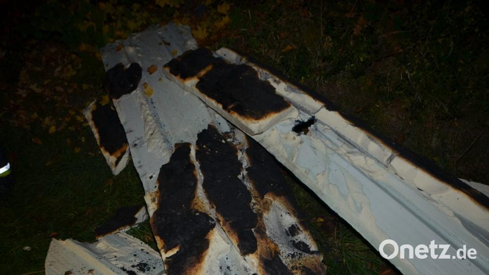 Ein Schwelbrand breitete sich unter einer rund 200 Quadratmeter großen Dachfläche, die erst vor wenigen Tagen erneuert wurde, aus. Vermutlich muss die gesamte Dachfläche wieder abgetragen werden. Bild: dob