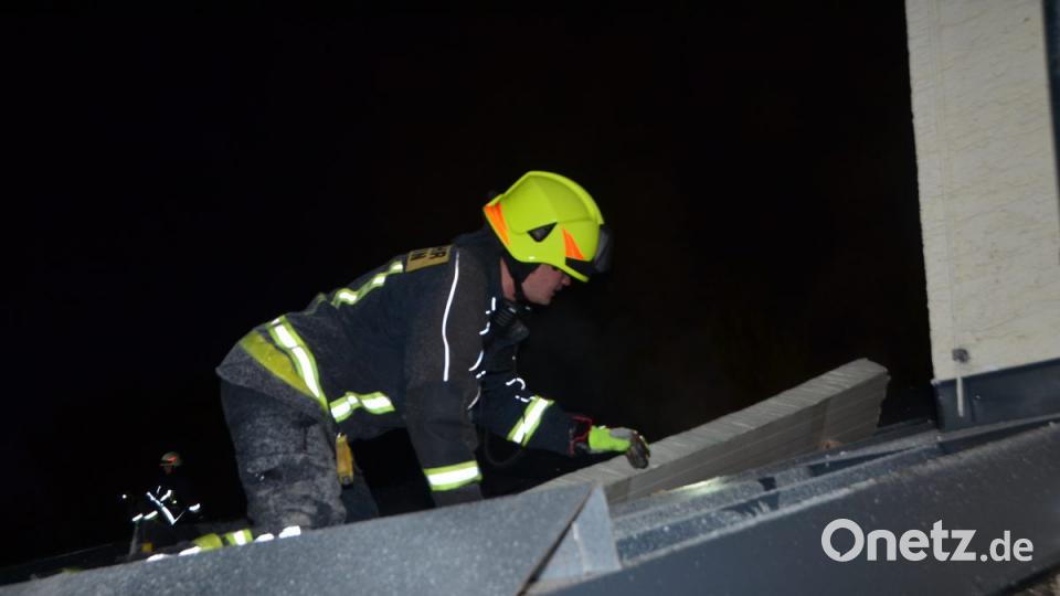 Ein Schwelbrand breitete sich unter einer rund 200 Quadratmeter großen Dachfläche, die erst vor wenigen Tagen erneuert wurde, aus. Vermutlich muss die gesamte Dachfläche wieder abgetragen werden. Bild: dob
