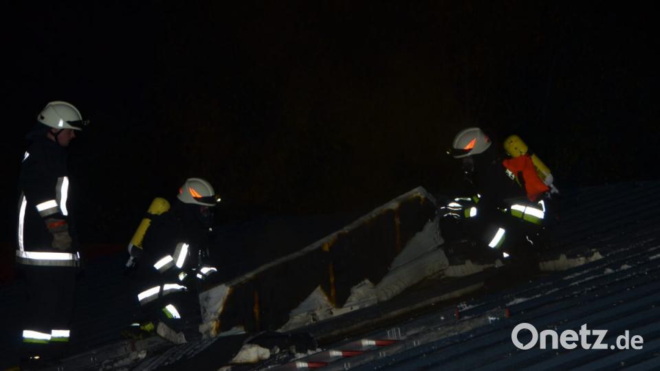 Ein Schwelbrand breitete sich unter einer rund 200 Quadratmeter großen Dachfläche, die erst vor wenigen Tagen erneuert wurde, aus. Vermutlich muss die gesamte Dachfläche wieder abgetragen werden. Bild: dob