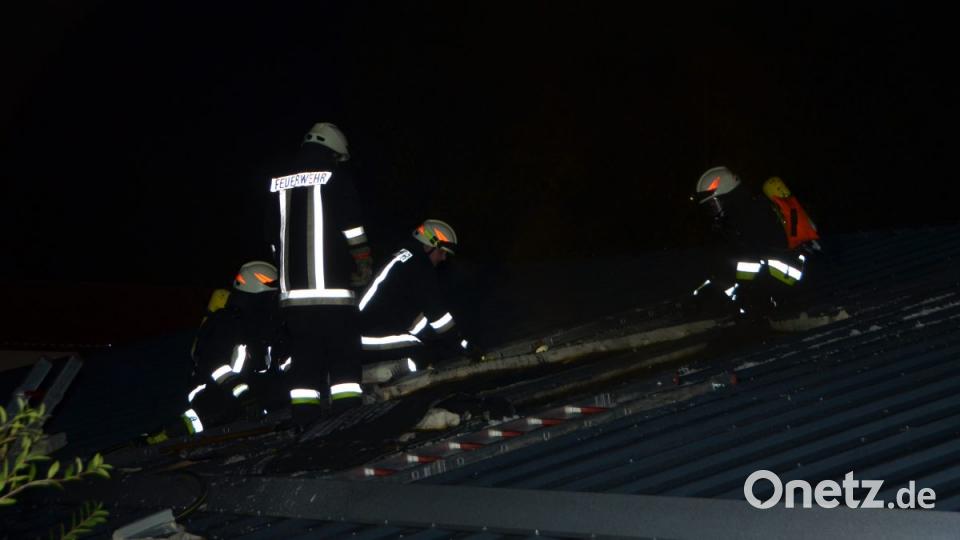 Ein Schwelbrand breitete sich unter einer rund 200 Quadratmeter großen Dachfläche, die erst vor wenigen Tagen erneuert wurde, aus. Vermutlich muss die gesamte Dachfläche wieder abgetragen werden. Bild: dob