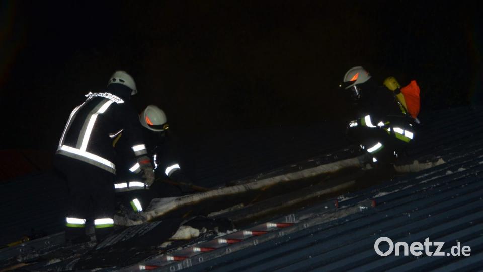 Ein Schwelbrand breitete sich unter einer rund 200 Quadratmeter großen Dachfläche, die erst vor wenigen Tagen erneuert wurde, aus. Vermutlich muss die gesamte Dachfläche wieder abgetragen werden. Bild: dob