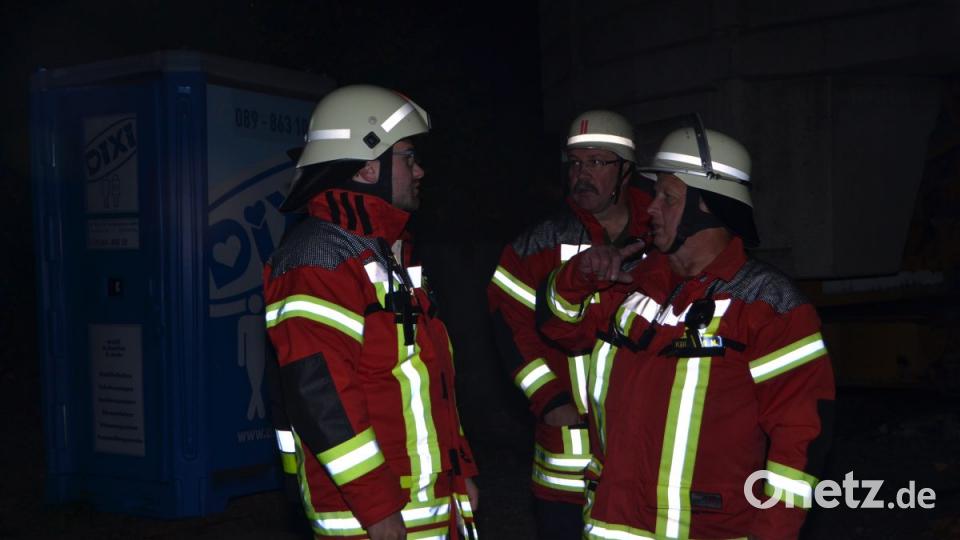 Ein Schwelbrand breitete sich unter einer rund 200 Quadratmeter großen Dachfläche, die erst vor wenigen Tagen erneuert wurde, aus. Vermutlich muss die gesamte Dachfläche wieder abgetragen werden. Bild: dob