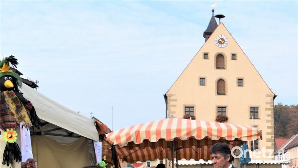 Auch Bürgermeister Edgar Knobloch schlendert durch den Herbstmarkt. Bild: rgr