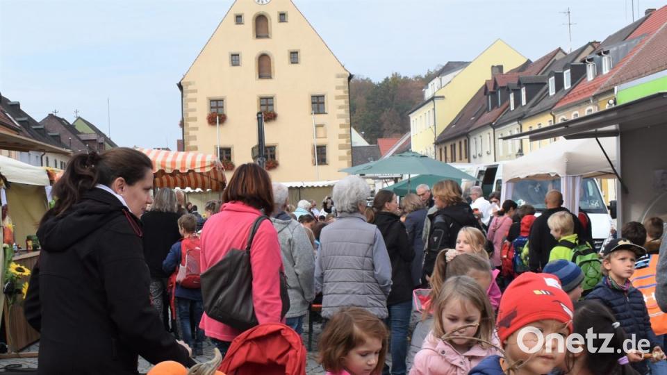 Beim Herbstmarkt in Grafenwöhr gibt es neben frischer Ware aus der Region spezielle Schmankerln. Bild: rgr