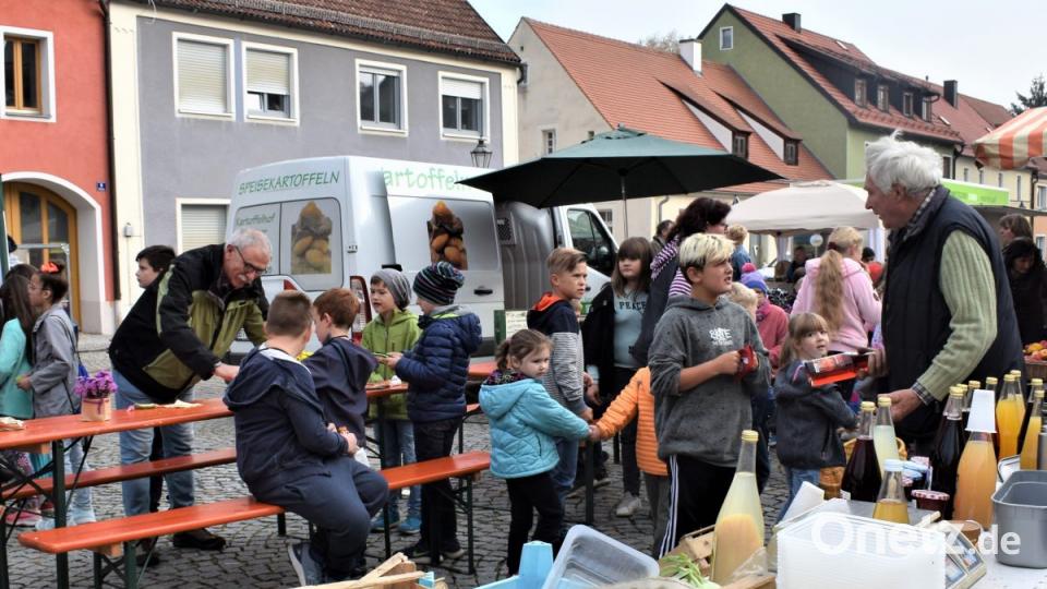 Beim Herbstmarkt in Grafenwöhr gibt es neben frischer Ware aus der Region spezielle Schmankerln. Bild: rgr