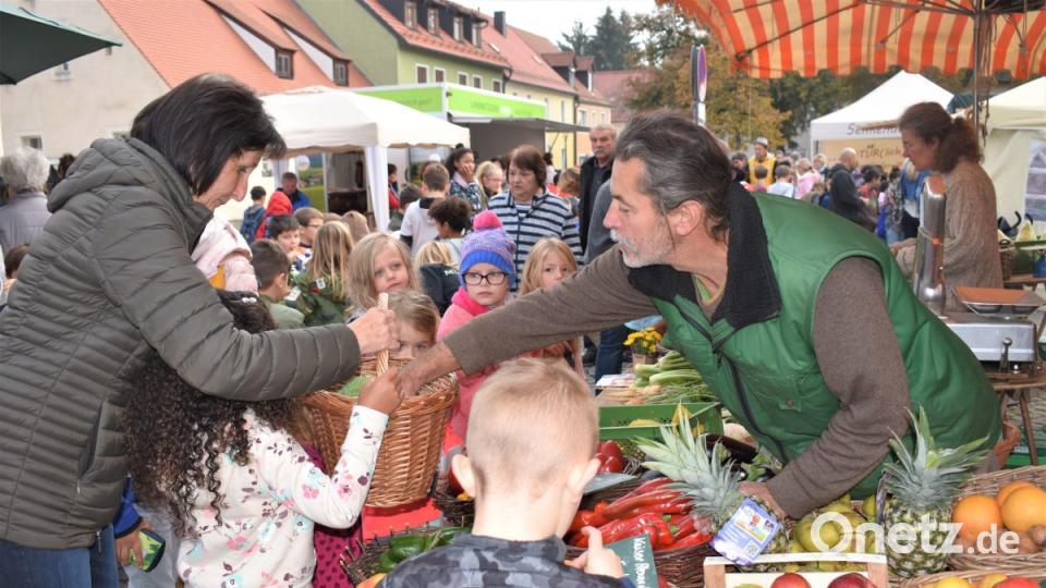Beim Herbstmarkt in Grafenwöhr steht frische Ware aus der Region hoch im Kurs. Dazu locken aber auch diverse Schmankerln die Besucher auf den Marktplatz. Bild: rgr