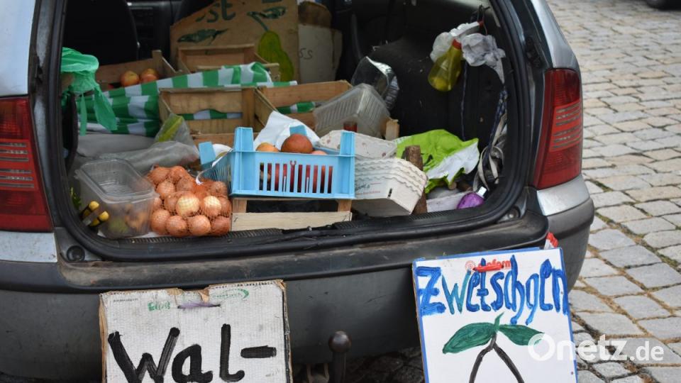 Auch Walnüsse und Zwetschgen frisch vom Baum weg gehören zum Angebot. Bild: rgr