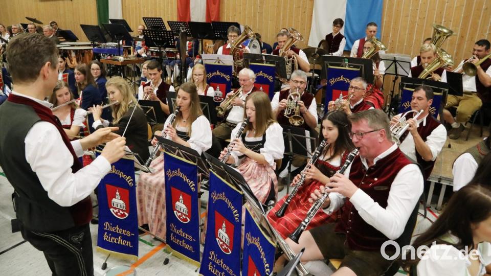 Den Musikverein Dieterskirchen leitet Jürgen Lößl beim musikalischen Part. Bild: Gerhard Götz