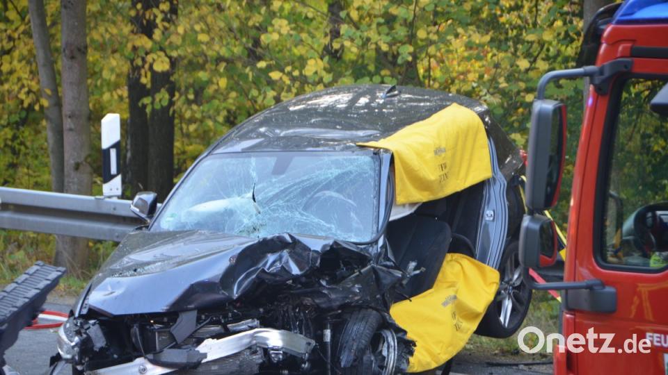 Der 1er BMW der 22-Jährigen wurde regelrecht auf die Leitplanke geschleudert. Bild: dob