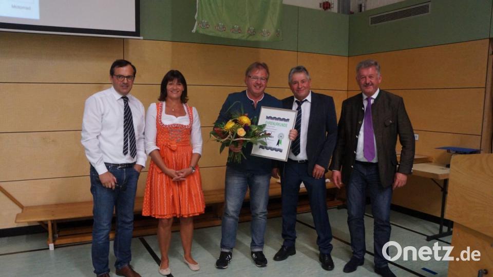 Auszeichnung für 30 Jahre Platzwart und langjährige
Pressearbeit für Reinhold Badura. Die Vorstandschaft der DJK
gratuliert. V.li. Stefan Badura; Andrea Wismeth; Reinhold Badura;
Peter Haller und Georg Paulus. Bild: oe